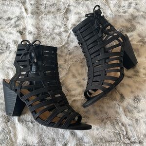 Y not? Gladiator Side Zip Sandal
